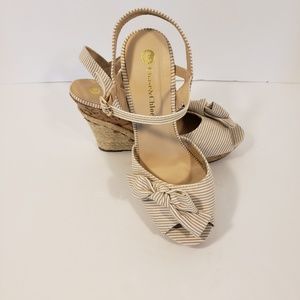 Chase + Chloe Tan and white striped Bow Wedges 9